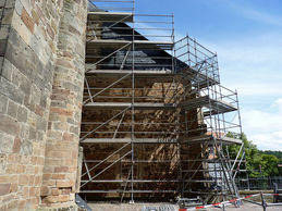 Einrüstung von St. Crescentius an der Südseite (Foto: Karl-Franz Thiede)